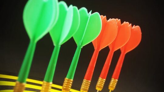 Wat is de beste strategie om een 180 te gooien in het darten?