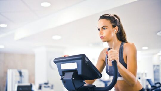 Welk voordeel biedt hardlopen in vergelijking met naar de sportschool gaan?