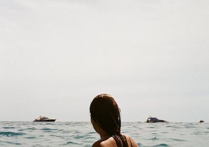 Waarom verkiezen veel dolfijnen de buurt van bootjes boven open zee?
